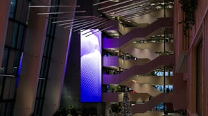 Store LED-skjermer viser leietakere informasjon.