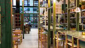 Kafé ved inngangspartiet, åpent for publikum.