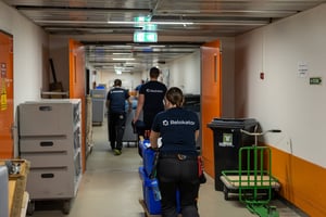 Ansatte fra Relokator flytter utstyr i sykehuskorridor under flytteprosjektet til Nye Stavanger Universitetssjukehus.
