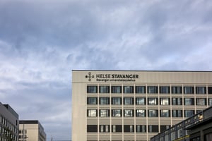 Fasadedetalj av Nye Stavanger Universitetssjukehus med Helse Stavanger-logo.