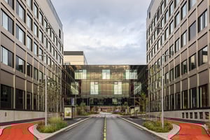 Gangbro i glass mellom sykehusbyggene ved Nye Stavanger Universitetssjukehus.