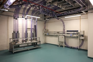 Teknisk rom med rørpostsystem i gjennomsiktig plast ved Nye Stavanger Universitetssjukehus.