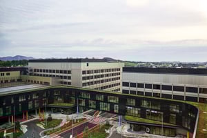 Luftperspektiv over Nye Stavanger Universitetssjukehus med bygg og grønt tak.