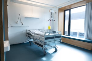 Lyst pasientrom med seng, medisinsk utstyr og vindu i Nye Stavanger Universitetssjukehus.